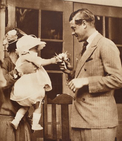 Uma criança mãos Rei Edward VIII um buquê no Enham Village Center, 1926 de English Photographer
