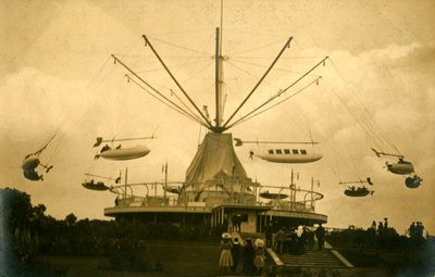 Uma máquina voadora no Parque de Diversões de Battersea, Inglaterra de English Photographer