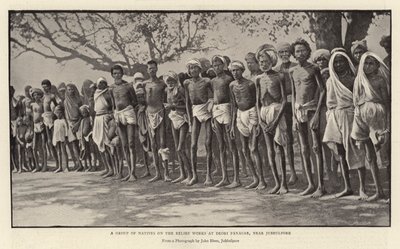 Grupos de nativos nas obras de socorro em Deori Panagar, perto de Jubbulpore de English Photographer