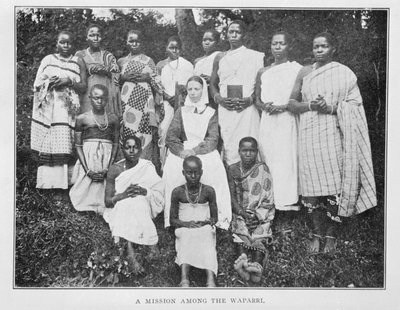 Um Misson entre os Waparri, de In Wildest Africa: o recorde de viagem de caça e exploração através de Uganda, Victoria Nyanza, a região do Kilimanjaro e a África Oriental britânica, por Peter MacQueen, 1910 de English Photographer