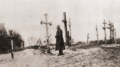 Um soldado russo no túmulo de um camarada de armas durante a Primeira Guerra Mundial, de The Illustrated War News, 1915 de English Photographer