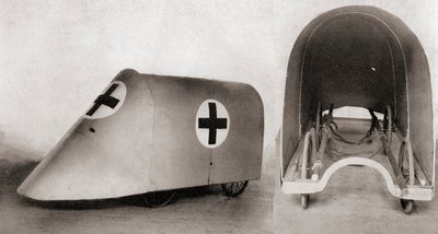 Uma capa de maca à prova de bala para resgatar os feridos e os carregadores de maca entre as trincheiras durante a Primeira Guerra Mundial, de The Illustrated War News, 1915 de English Photographer