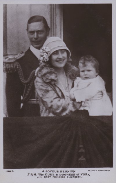Uma reunião alegre, TRH O Duque e Duquesa de York com a princesa Elizabeth (foto a p/b) de English Photographer