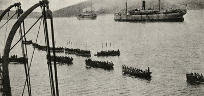 Uma força de desembarque deixando os transportes para a costa durante a Campanha de Gallipoli, de "A Grande Guerra: Uma História", volume III, 1916 de English Photographer