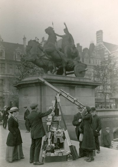 Um homem vendendo vistas através de um telescópio de English Photographer