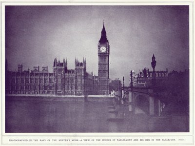 Uma visão das Casas do Parlamento e do Big Ben nos raios da lua dos caçadores, durante o black-out, do The Illustrated War News, publicado em 8 de novembro de 1939 de English Photographer