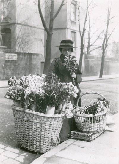 Um vendedor de flores de mulher de English Photographer