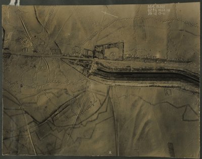 Fotografia aérea com trincheiras da Primeira Guerra Mundial, 1917 de English Photographer