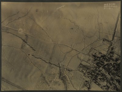 Fotografia aérea com trincheiras da Primeira Guerra Mundial, 1918 de English Photographer