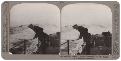 Uma emocionante perseguição. Destruidores britânicos na pista de um submarino alemão (estereoscópico) de English Photographer