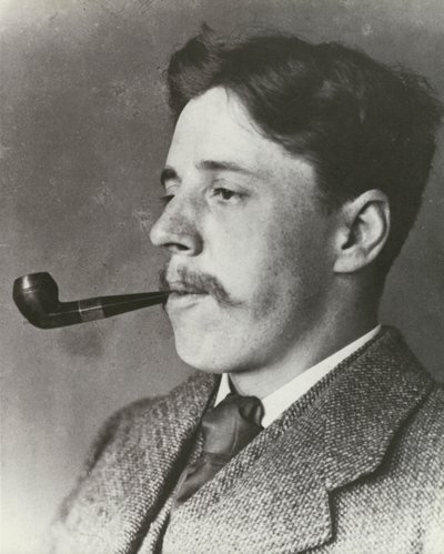 Arnold Bennett, fumando um cachimbo, retrato (foto a p/b) de English Photographer