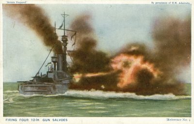 Artilharia a disparar no navio de guerra (foto a cores) de English Photographer