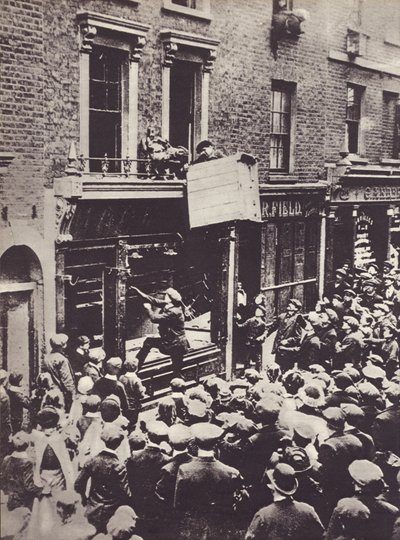 Ataque à loja alemã em Londres, c 1914 de English Photographer
