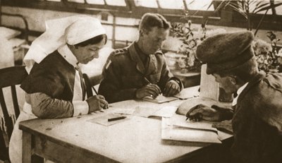Australianos e recrutamento: Como a votação australiana é feita em um hospital de Londres, ilustração do The Illustrated War News, 25 de outubro de 1916 (foto sépia) de English Photographer