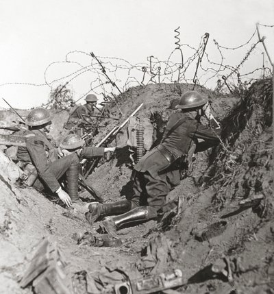 Aguardando o grande ataque dos Hunos, o observador e os sinalizadores em St Quentin mantêm um olhar aguçado de English Photographer