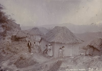 Aldeia de Barbados em um lado da colina, 1880 de English Photographer