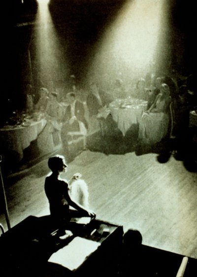 Beatrice Lillie, uma artista de revista na década de 1920, sob um holofote no Café de Paris de English Photographer