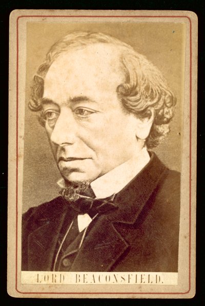 Benjamin Disraeli, Lord Beaconsfield, retrato (foto a p/b) de English Photographer