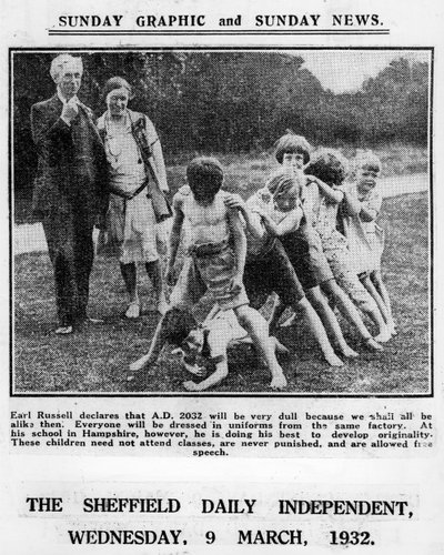 Bertrand Russell e sua esposa Dora Black com alunos de sua escola em Beacon Hill, 1932 de English Photographer
