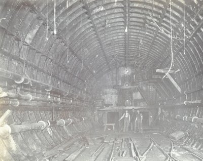 Túnel Blackwall: dois homens estão no bloqueio de ar, 1894 de English Photographer