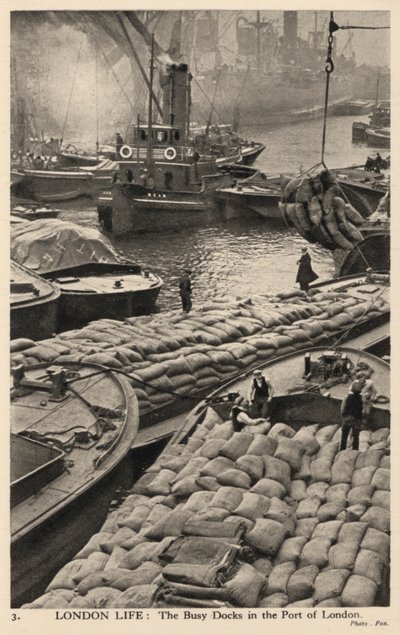 Barcos e barcaças nas movimentadas docas do porto de Londres (foto a p/b) de English Photographer