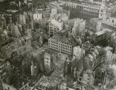 Imagens de dano de bomba do topo da Catedral de St Pauls de English Photographer