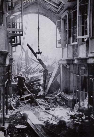 Danos por bomba no Burlington Arcade, Piccadilly, Londres de English Photographer