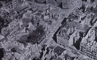 Ruínas bombardeadas de Berlim, Alemanha, Segunda Guerra Mundial de English Photographer
