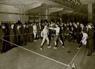 Boxe no Regent Street Polytechnic (foto a p/b) de English Photographer