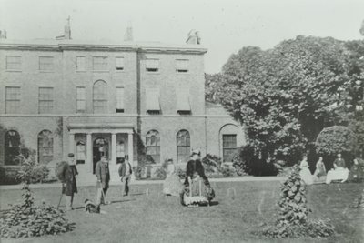 Broomwood House, Broomwood Road: elevação traseira, Londres, 1890 de English Photographer