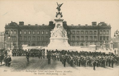 Palácio de Buckingham e Queen Victoria Memorial; A passagem da banda de guardas de English Photographer