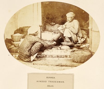 Bunnea, comerciante hindu, Delhi, do povo da Índia, por J. Forbes Watson, publicado em 1868 (impressão albumen) de English Photographer