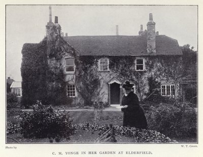 C M Yonge no seu jardim em Elderfield (foto a p/b) de English Photographer