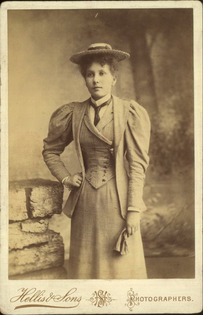 Cartão de gabinete, retrato de uma mulher de English Photographer