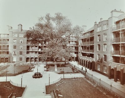 Caledonian Road Buildings: vista do pátio, jardins e apartamentos, Londres de English Photographer