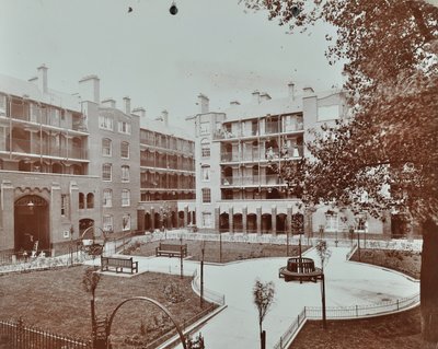 Caledonian Road Buildings: vista do pátio, jardins e apartamentos, Londres de English Photographer