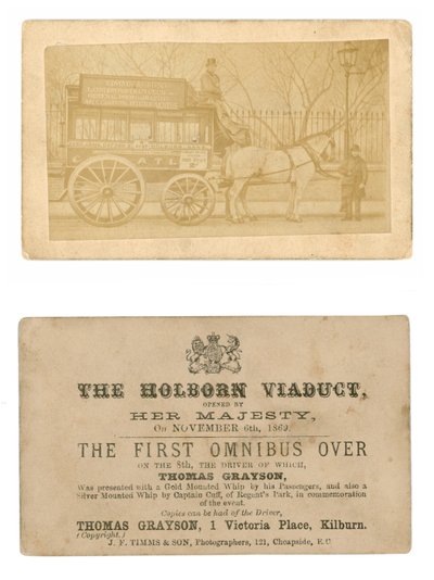 Cartão (frente e verso) comemorando o primeiro ônibus conduzido pelo Viaduto de Holborn, 6 de novembro de 1869 de English Photographer