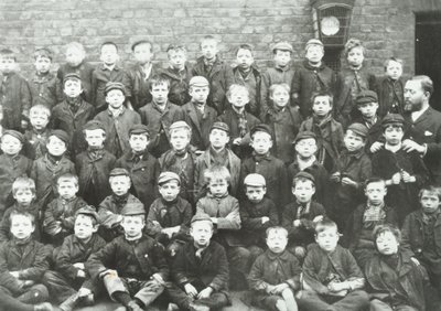 Chaucer Street School: grupo dos meninos, 1895 de English Photographer