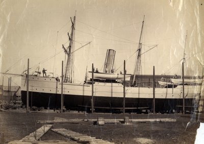 O cruzador de receita chinês "Li Kin" ou sua irmã "Kai Pan" estão prontos para o lançamento em 1888 de English Photographer