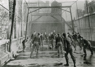 Campo de futebol da escola da cidade em 1902 de English Photographer
