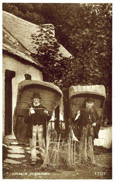 Coracle pescadores (foto a p/b) de English Photographer