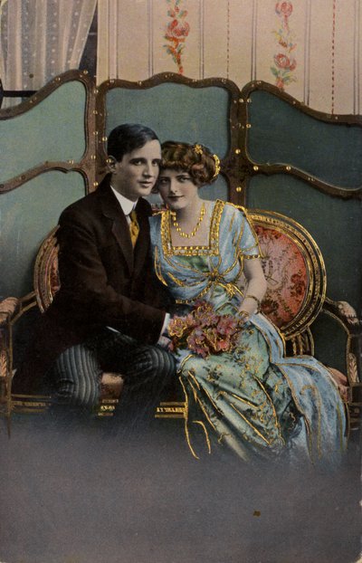 Casal segurando um buquê de flores, sentado em um loveseat. de English Photographer
