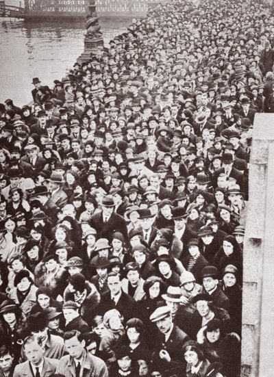 Multidões à espera de acesso ao Westminster Hall, durante a mentir no estado de George V, 1936 de English Photographer