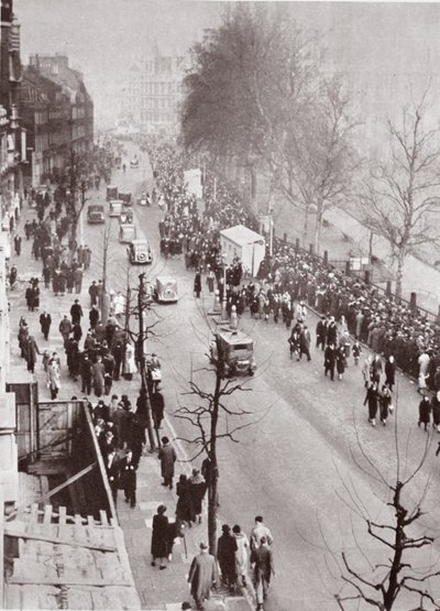 Multidões à espera de acesso ao Westminster Hall, durante a mentir no estado de George V, 1936 de English Photographer