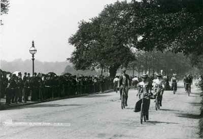 Andar de bicicleta no Hyde Park, c 1895 de English Photographer