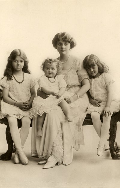 Daphne du Maurier em criança (fotografia a preto e branco) de English Photographer