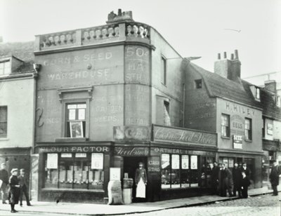 Deptford Broadway: cena de rua com frentes de loja, Londres, 1897 de English Photographer