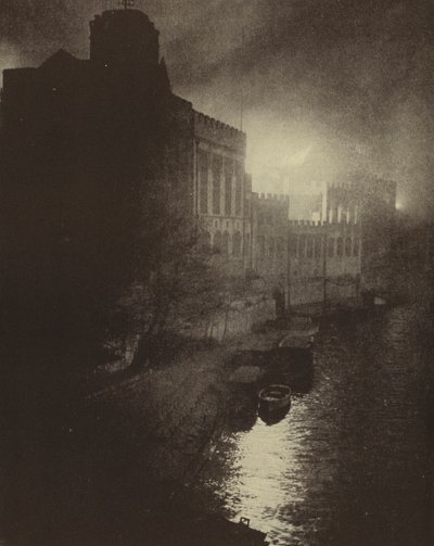 Destruição da Guildhall medieval de York por um ataque aéreo alemão durante a Baedecker Blitz, Segunda Guerra Mundial, Abril de 1942 (foto a p/b) de English Photographer