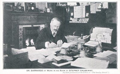 Dr. Barnardo no trabalho em seu quarto na Causeway de Stepney de English Photographer