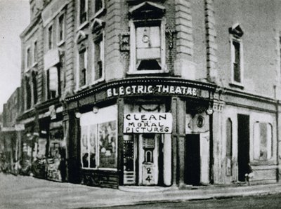 Cinema Early Flea-Pit, o Nelson Electric Theatre na Old Kent Road, mostrando imagens de moral limpa de English Photographer